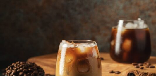 Las seis recetas para preparar café recomendadas por la inteligencia artificial: sabor, ciencia y creatividad en una taza