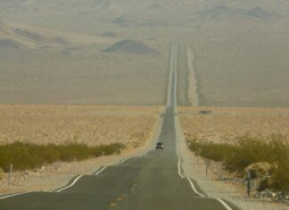 La carretera más recta del planeta: 240 km sin una sola curva en pleno desierto de Arabia Saudí