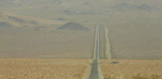 La carretera más recta del planeta: 240 km sin una sola curva en pleno desierto de Arabia Saudí