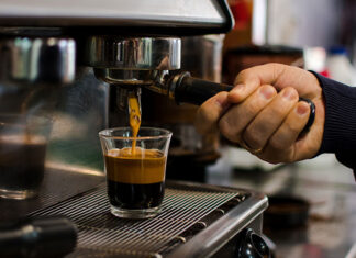 Máquinas de café en el trabajo: lo que la ciencia revela sobre su impacto oculto en el colesterol