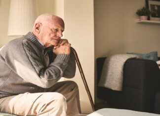 Fatiga persistente en adultos mayores: el síntoma silencioso que puede alertar sobre problemas graves de salud