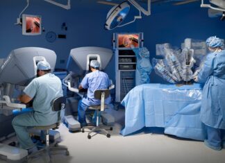 Cómo un médico argentino pasó de una beca internacional a operar con el robot quirúrgico más avanzado del país