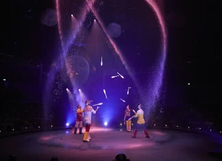 Cirque du Soleil estrena LUDŌ, su espectáculo acuático inmersivo en México 2025_Cirque du Soleil_LUDÕ_Group Juggling_Credit_Marc Montplaisir_1