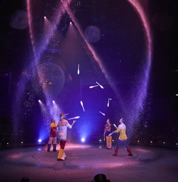 Cirque du Soleil estrena LUDŌ, su espectáculo acuático inmersivo en México 2025_Cirque du Soleil_LUDÕ_Group Juggling_Credit_Marc Montplaisir_1