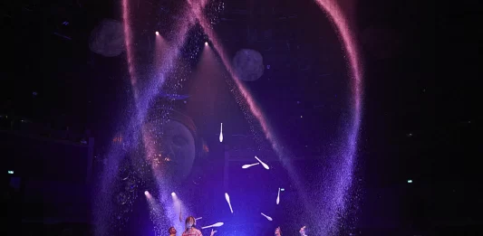 Cirque du Soleil estrena LUDŌ, su espectáculo acuático inmersivo en México 2025_Cirque du Soleil_LUDÕ_Group Juggling_Credit_Marc Montplaisir_1
