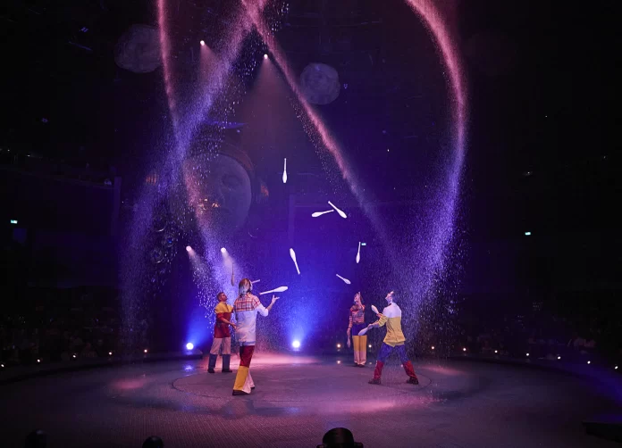 2025_Cirque du Soleil_LUDÕ_Group Juggling_Credit_Marc Montplaisir_1