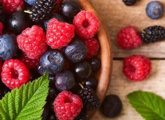 Té, café, frutos secos y bayas: por qué estos alimentos son aliados clave para la salud del corazón