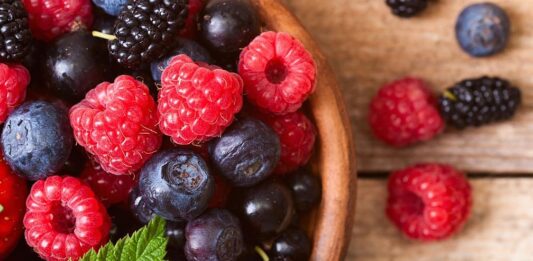 Té, café, frutos secos y bayas: por qué estos alimentos son aliados clave para la salud del corazón