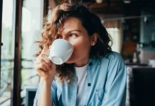 Café y longevidad: cómo una taza diaria podría beneficiar la salud beber cafe salud y bienestar en las personas