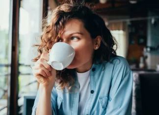 Café y longevidad: cómo una taza diaria podría beneficiar la salud beber cafe salud y bienestar en las personas