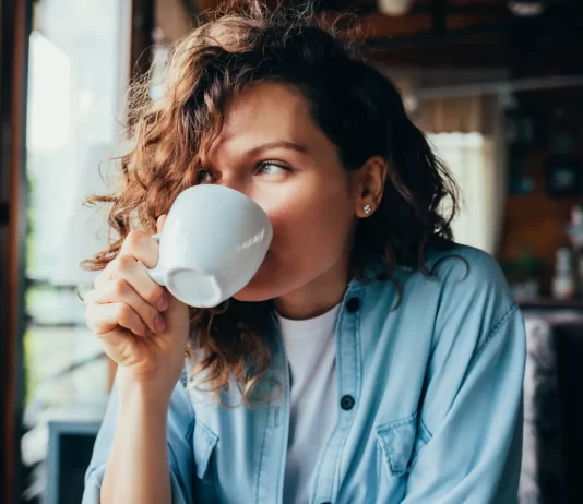 Café y longevidad: cómo una taza diaria podría beneficiar la salud beber cafe salud y bienestar en las personas