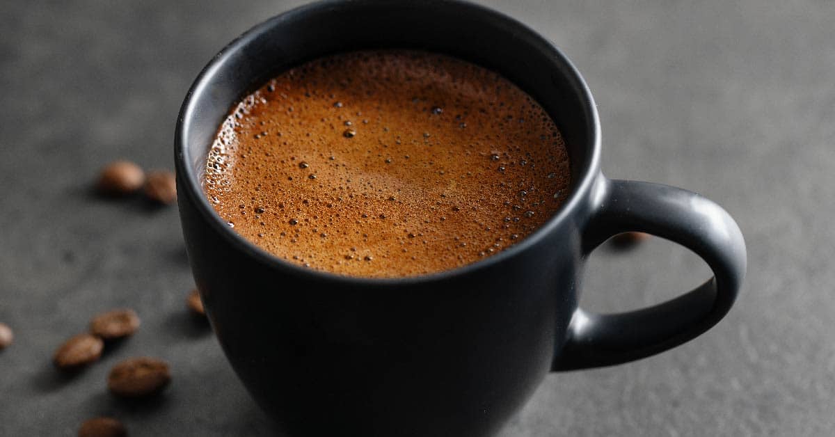 Cuántas tazas de café sin azúcar se pueden consumir diariamente sin riesgos, según expertos