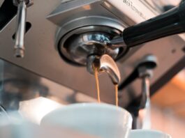Observa cómo cae el café de tu máquina de espressos y sabrás cómo ajustarlo para que siempre sepa bien