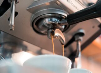 Observa cómo cae el café de tu máquina de espressos y sabrás cómo ajustarlo para que siempre sepa bien