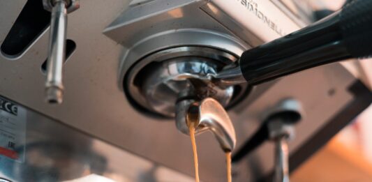 Observa cómo cae el café de tu máquina de espressos y sabrás cómo ajustarlo para que siempre sepa bien