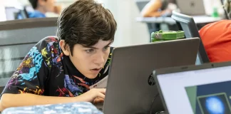 Expertos alertan sobre el impacto de la inteligencia artificial en el aprendizaje escolar estudiantes con IA