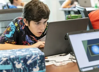 Expertos alertan sobre el impacto de la inteligencia artificial en el aprendizaje escolar estudiantes con IA
