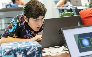 Expertos alertan sobre el impacto de la inteligencia artificial en el aprendizaje escolar estudiantes con IA
