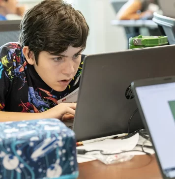 Expertos alertan sobre el impacto de la inteligencia artificial en el aprendizaje escolar estudiantes con IA