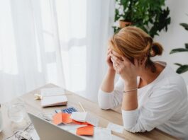 Bienestar mental en la agenda global: el costo invisible de normalizar el agotamiento y la cultura workaholic