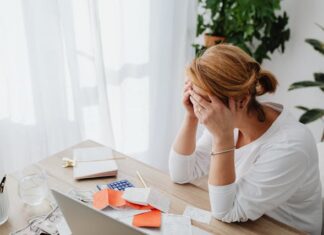 Bienestar mental en la agenda global: el costo invisible de normalizar el agotamiento y la cultura workaholic