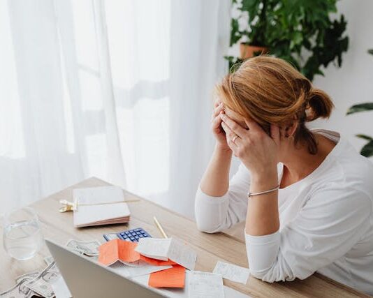 Bienestar mental en la agenda global: el costo invisible de normalizar el agotamiento y la cultura workaholic