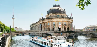 Berlín nocturna: rave, exceso y cultura hedonista urbana turismo berlin