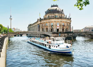 Berlín nocturna: rave, exceso y cultura hedonista urbana turismo berlin