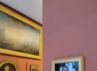 Protesta en el Louvre: activistas exhiben foto del príncipe Andrés tras interrogatorio