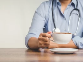 Café y té se asocian con menor riesgo de demencia, revela estudio consumo de cafe y demencia salud
