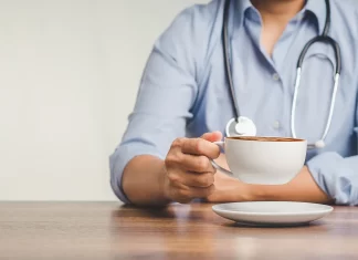 Café y té se asocian con menor riesgo de demencia, revela estudio consumo de cafe y demencia salud