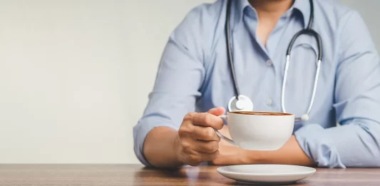 Café y té se asocian con menor riesgo de demencia, revela estudio consumo de cafe y demencia salud