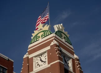 Starbucks reconfigura su red global entre cierres, expansión y tensiones laborales oficinas starbucks negocio 2026