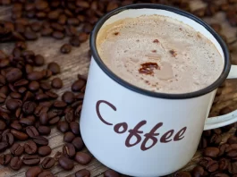 Café y té con cafeína podrían reducir riesgo de demencia, según estudios salud taza de cafe