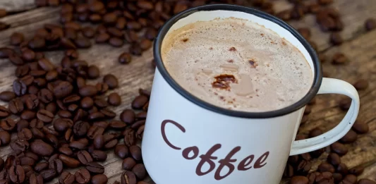 Café y té con cafeína podrían reducir riesgo de demencia, según estudios salud taza de cafe