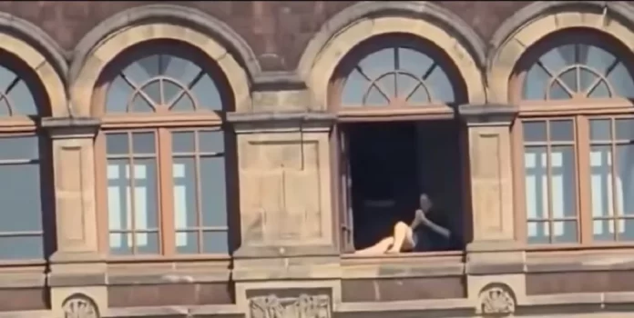 Mujer captada tomando el sol en ventana de Palacio Nacional fue sancionada