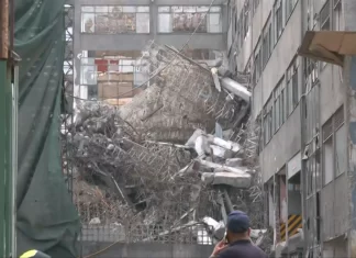 Se derrumba estructura de edificio afuera del Metro San Antonio Abad Se derrumba estructura de edificio afuera del Metro San Antonio Abad