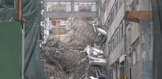 Se derrumba estructura de edificio afuera del Metro San Antonio Abad Se derrumba estructura de edificio afuera del Metro San Antonio Abad