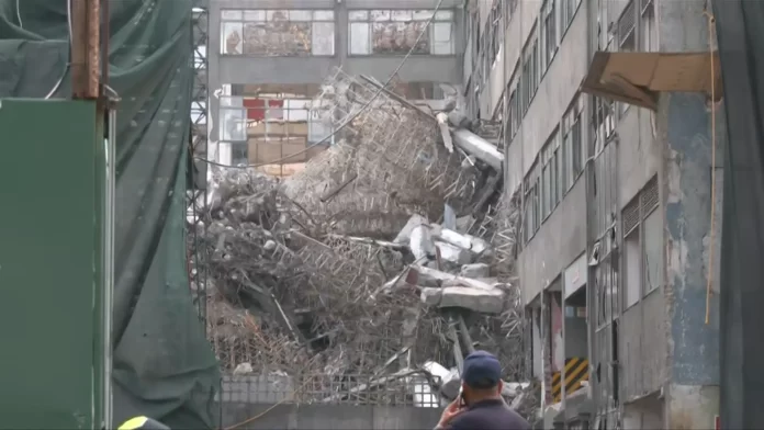 Se derrumba estructura de edificio afuera del Metro San Antonio Abad