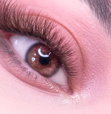 Cejas planas: la tendencia de belleza que conquista a actrices y redefine la mirada cejas planas tendencias