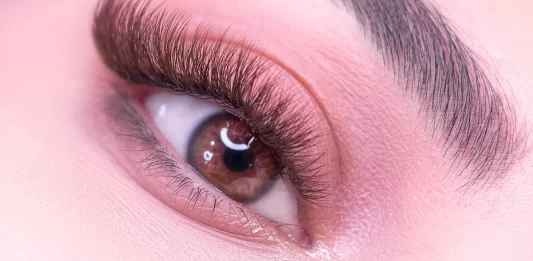 Cejas planas: la tendencia de belleza que conquista a actrices y redefine la mirada cejas planas tendencias