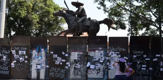“Las paredes se limpian”: familia de Zapata reacciona a pintas en estatua durante el 8M emiliano zapata cdmx