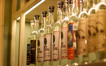 Matuche celebra la trazabilidad con cinco proyectos de mezcal y destilados mexicanos mezcales en matuche roma norte cdmx