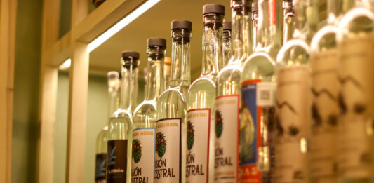 Matuche celebra la trazabilidad con cinco proyectos de mezcal y destilados mexicanos mezcales en matuche roma norte cdmx