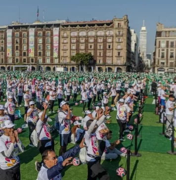 Zócalo rompe Récord Guinness con la clase de fútbol más grande del mundo rumbo al Mundial 2026 record guines clases futbol en cdmx