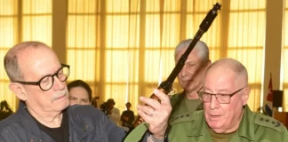 Silvio Rodríguez recibe fusil AKM en Cuba: gesto político en medio de tensiones con Estados Unidos silvio rodriguez fusil cuba