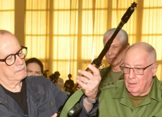 Silvio Rodríguez recibe fusil AKM en Cuba: gesto político en medio de tensiones con Estados Unidos silvio rodriguez fusil cuba