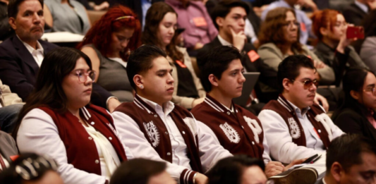 Estudiantes del IPN varados en Londres exigen pago de becas; SEP presiona a Fundación Politécnico
