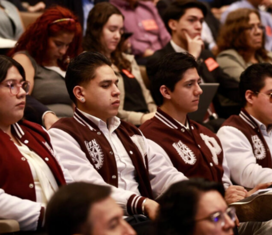 Estudiantes del IPN varados en Londres exigen pago de becas; SEP presiona a Fundación Politécnico