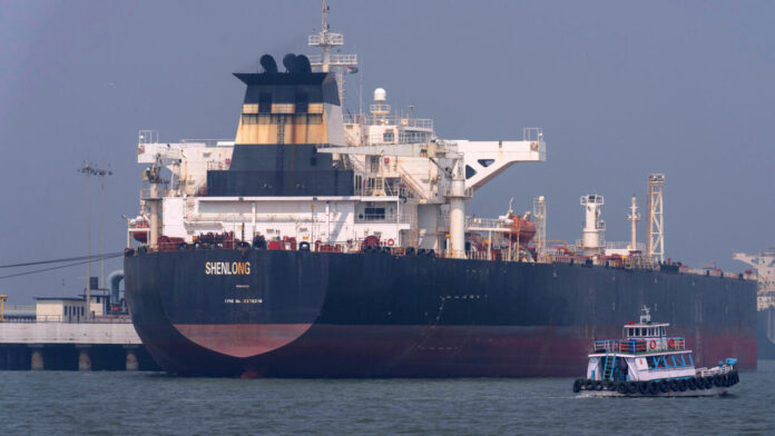 Dos petroleros dan media vuelta al llegar a Ormuz tras bloqueo de EU
